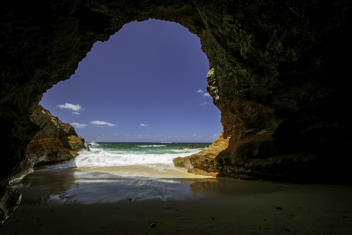 elegante deslealtad desvanecerse Una cueva con vistas al mar en la Playa de Los Ojos en Fuerteventura